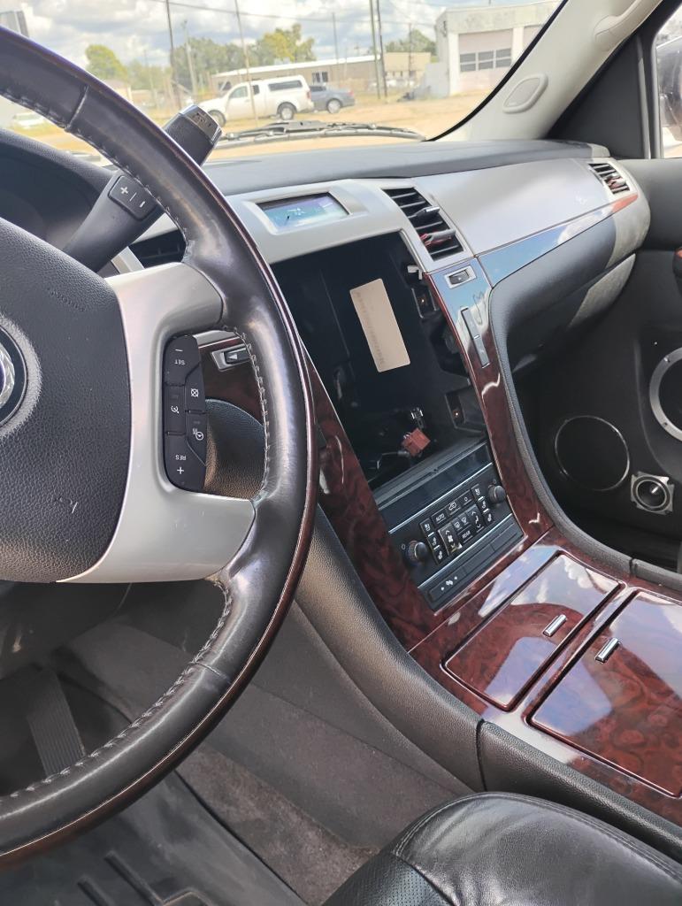 2011 Cadillac Escalade Luxury's photo