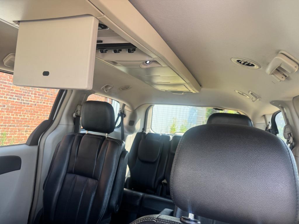 2012 Chrysler Town & Country Touring - Photo 7